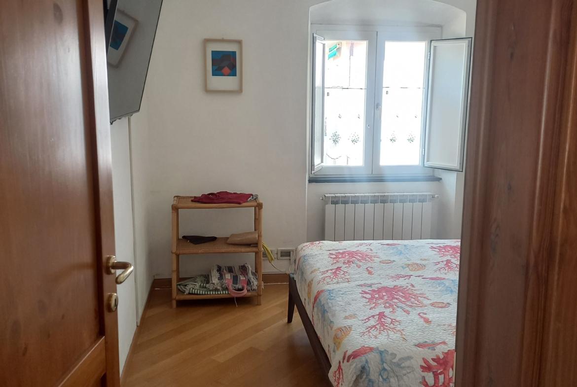 S. Margerita L., zona ghiaia a due passi dal mare, vendesi appartamento mq 60, composto da: soggiorno con cucina aperta sul soggiorno, 2 camere, bagno. Ultimo piano con ascensore.L’appartamento è in ottimo stato di conservazione.Dotato di aria condizionata e riscaldamento autonomo.