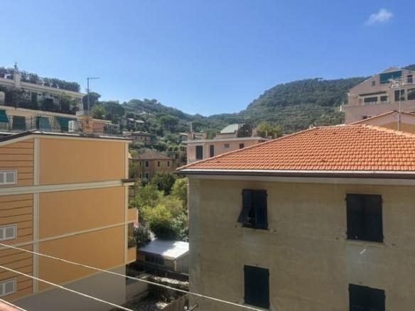 S. Margherita Lig, zona porto, affittasi annualmente appartamento mq 80, terzo piano senza ascensore, composto da; ingresso, soggiorno, 2 camere, cucina abitabile, bagno, 2 balconi. Riscaldamento autonomo