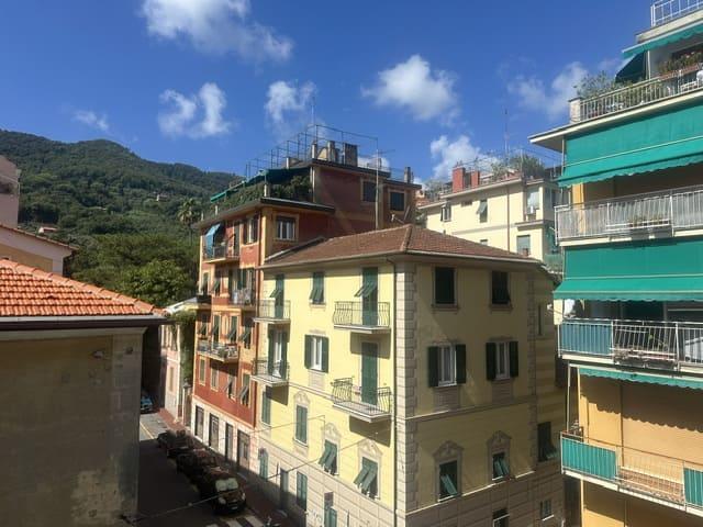 S. Margherita Lig, zona porto, affittasi annualmente appartamento mq 80, terzo piano senza ascensore, composto da; ingresso, soggiorno, 2 camere, cucina abitabile, bagno, 2 balconi. Riscaldamento autonomo