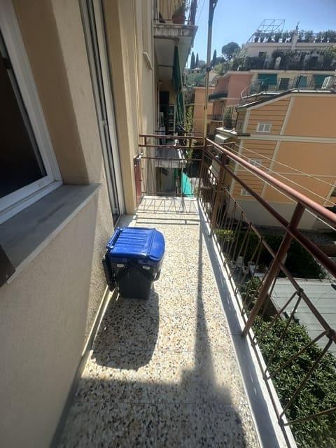 S. Margherita Lig, zona porto, affittasi annualmente appartamento mq 80, terzo piano senza ascensore, composto da; ingresso, soggiorno, 2 camere, cucina abitabile, bagno, 2 balconi. Riscaldamento autonomo