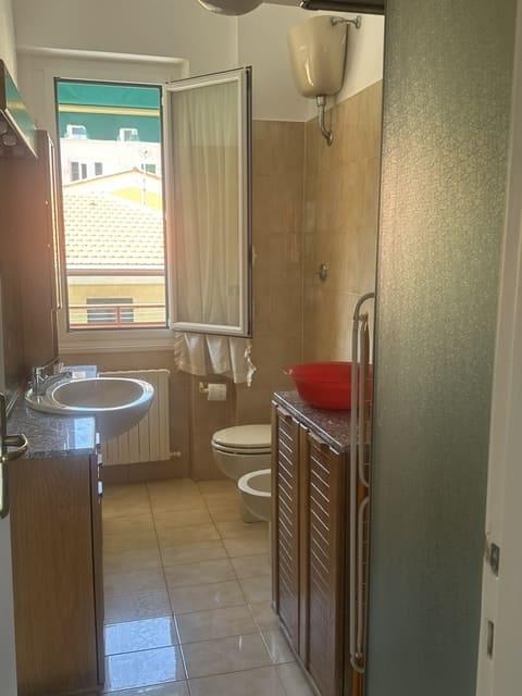 S. Margherita Lig, zona porto, affittasi annualmente appartamento mq 80, terzo piano senza ascensore, composto da; ingresso, soggiorno, 2 camere, cucina abitabile, bagno, 2 balconi. Riscaldamento autonomo