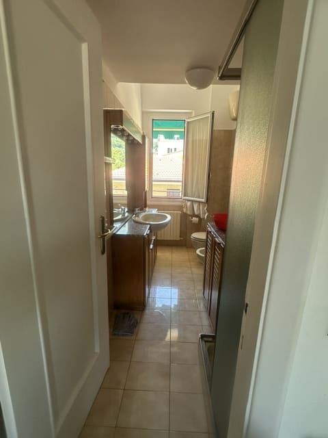 S. Margherita Lig, zona porto, affittasi annualmente appartamento mq 80, terzo piano senza ascensore, composto da; ingresso, soggiorno, 2 camere, cucina abitabile, bagno, 2 balconi. Riscaldamento autonomo