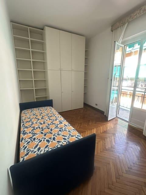 S. Margherita Lig, zona porto, affittasi annualmente appartamento mq 80, terzo piano senza ascensore, composto da; ingresso, soggiorno, 2 camere, cucina abitabile, bagno, 2 balconi. Riscaldamento autonomo