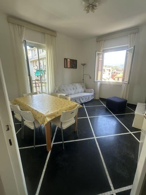 S. Margherita Lig, zona porto, affittasi annualmente appartamento mq 80, terzo piano senza ascensore, composto da; ingresso, soggiorno, 2 camere, cucina abitabile, bagno, 2 balconi. Riscaldamento autonomo