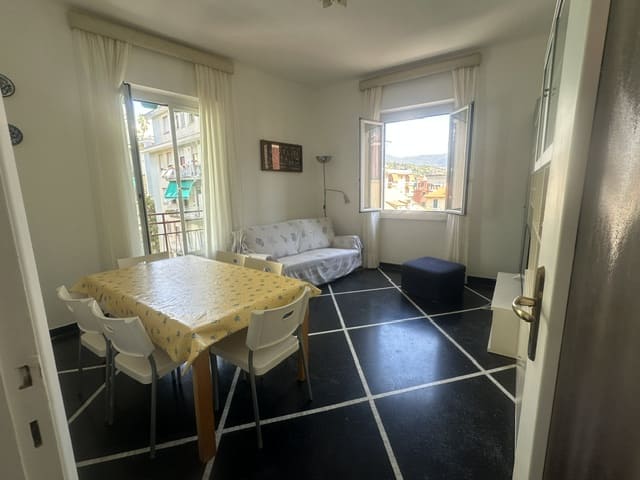 S. Margherita Lig, zona porto, affittasi annualmente appartamento mq 80, terzo piano senza ascensore, composto da; ingresso, soggiorno, 2 camere, cucina abitabile, bagno, 2 balconi. Riscaldamento autonomo
