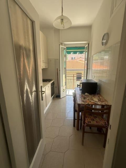 S. Margherita Lig, zona porto, affittasi annualmente appartamento mq 80, terzo piano senza ascensore, composto da; ingresso, soggiorno, 2 camere, cucina abitabile, bagno, 2 balconi. Riscaldamento autonomo