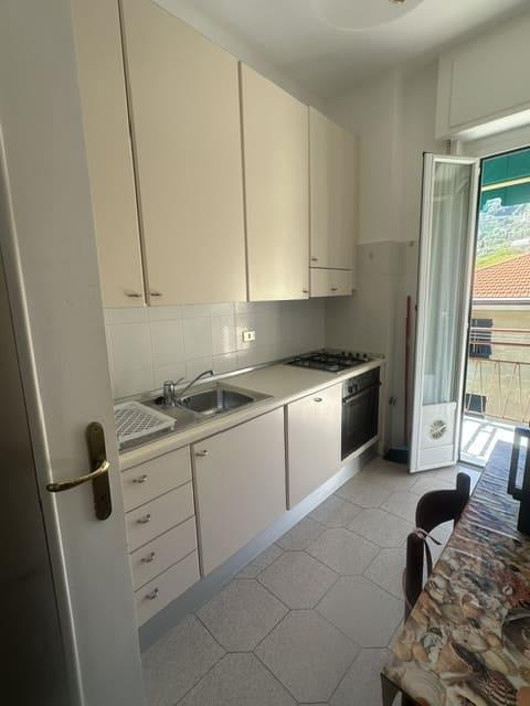S. Margherita Lig, zona porto, affittasi annualmente appartamento mq 80, terzo piano senza ascensore, composto da; ingresso, soggiorno, 2 camere, cucina abitabile, bagno, 2 balconi. Riscaldamento autonomo