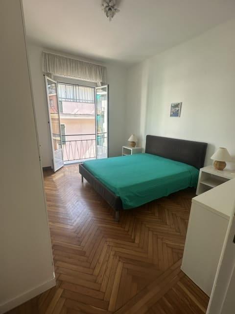 S. Margherita Lig, zona porto, affittasi annualmente appartamento mq 80, terzo piano senza ascensore, composto da; ingresso, soggiorno, 2 camere, cucina abitabile, bagno, 2 balconi. Riscaldamento autonomo