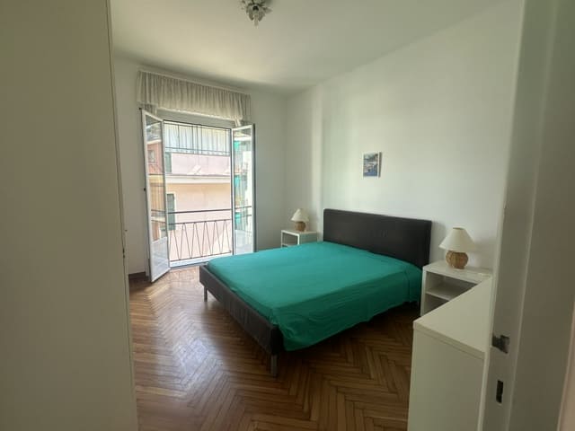 S. Margherita Lig, zona porto, affittasi annualmente appartamento mq 80, terzo piano senza ascensore, composto da; ingresso, soggiorno, 2 camere, cucina abitabile, bagno, 2 balconi. Riscaldamento autonomo