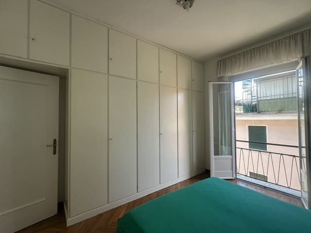 S. Margherita Lig, zona porto, affittasi annualmente appartamento mq 80, terzo piano senza ascensore, composto da; ingresso, soggiorno, 2 camere, cucina abitabile, bagno, 2 balconi. Riscaldamento autonomo