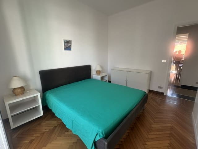 S. Margherita Lig, zona porto, affittasi annualmente appartamento mq 80, terzo piano senza ascensore, composto da; ingresso, soggiorno, 2 camere, cucina abitabile, bagno, 2 balconi. Riscaldamento autonomo