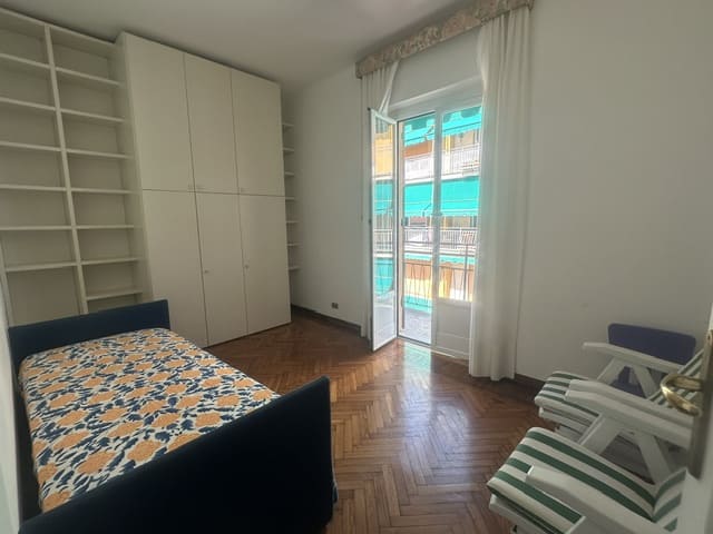 S. Margherita Lig, zona porto, affittasi annualmente appartamento mq 80, terzo piano senza ascensore, composto da; ingresso, soggiorno, 2 camere, cucina abitabile, bagno, 2 balconi. Riscaldamento autonomo