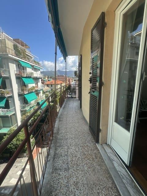 S. Margherita Lig, zona porto, affittasi annualmente appartamento mq 80, terzo piano senza ascensore, composto da; ingresso, soggiorno, 2 camere, cucina abitabile, bagno, 2 balconi. Riscaldamento autonomo