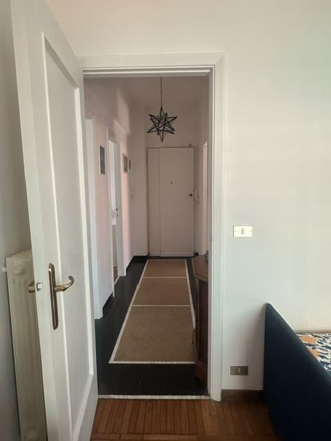 S. Margherita Lig, zona porto, affittasi annualmente appartamento mq 80, terzo piano senza ascensore, composto da; ingresso, soggiorno, 2 camere, cucina abitabile, bagno, 2 balconi. Riscaldamento autonomo