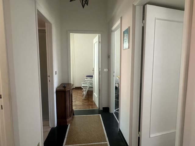 S. Margherita Lig, zona porto, affittasi annualmente appartamento mq 80, terzo piano senza ascensore, composto da; ingresso, soggiorno, 2 camere, cucina abitabile, bagno, 2 balconi. Riscaldamento autonomo