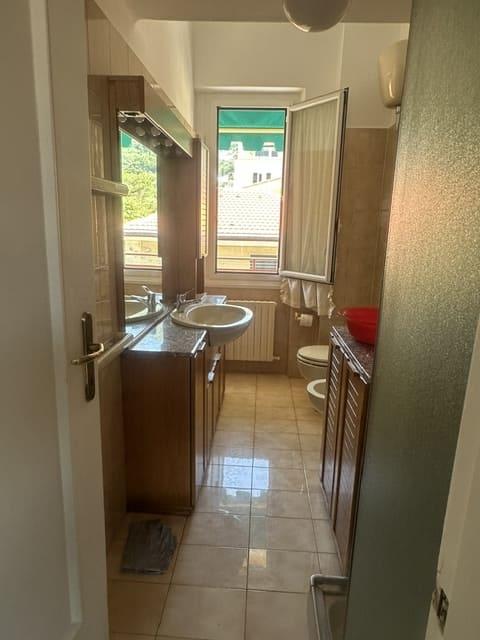 S. Margherita Lig, zona porto, affittasi annualmente appartamento mq 80, terzo piano senza ascensore, composto da; ingresso, soggiorno, 2 camere, cucina abitabile, bagno, 2 balconi. Riscaldamento autonomo