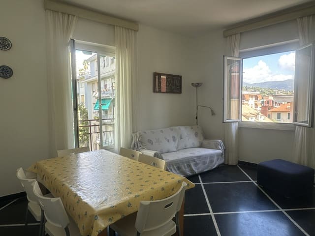 S. Margherita Lig, zona porto, affittasi annualmente appartamento mq 80, terzo piano senza ascensore, composto da; ingresso, soggiorno, 2 camere, cucina abitabile, bagno, 2 balconi. Riscaldamento autonomo