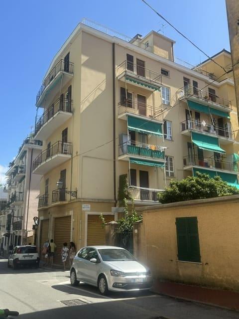 S. Margherita Lig, zona porto, affittasi annualmente appartamento mq 80, terzo piano senza ascensore, composto da; ingresso, soggiorno, 2 camere, cucina abitabile, bagno, 2 balconi. Riscaldamento autonomo