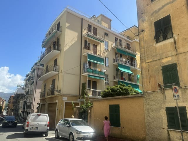 S. Margherita Lig, zona porto, affittasi annualmente appartamento mq 80, terzo piano senza ascensore, composto da; ingresso, soggiorno, 2 camere, cucina abitabile, bagno, 2 balconi. Riscaldamento autonomo