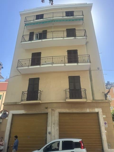S. Margherita Lig, zona porto, affittasi annualmente appartamento mq 80, terzo piano senza ascensore, composto da; ingresso, soggiorno, 2 camere, cucina abitabile, bagno, 2 balconi. Riscaldamento autonomo