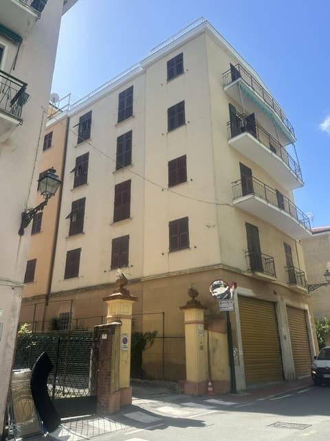 S. Margherita Lig, zona porto, affittasi annualmente appartamento mq 80, terzo piano senza ascensore, composto da; ingresso, soggiorno, 2 camere, cucina abitabile, bagno, 2 balconi. Riscaldamento autonomo